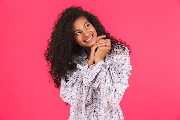 Retrato de una joven africana feliz