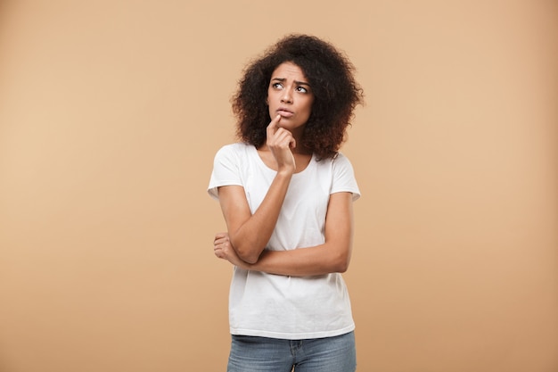 Retrato de una joven africana pensativa