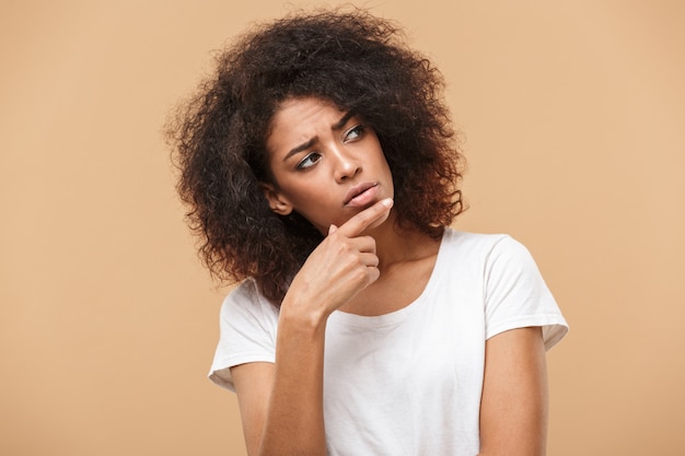 Retrato de una joven africana pensativa