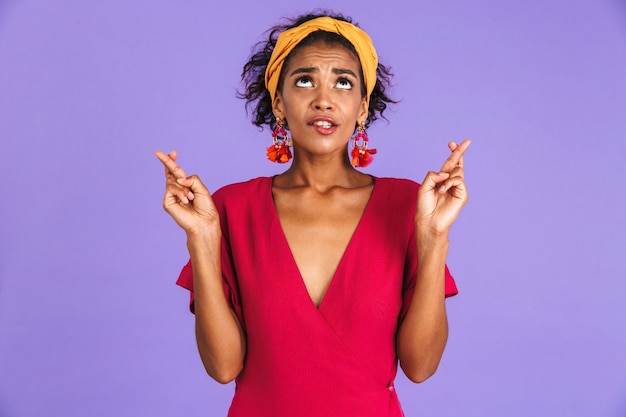 Retrato de una joven africana preocupada en diadema