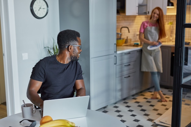 Retrato de joven africano concentrado en el trabajo en casa