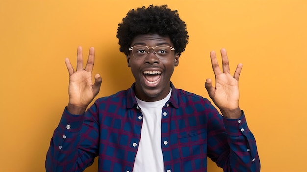 Retrato de un joven africano emocionado con gafas