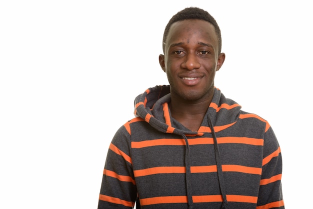 Retrato de joven africano feliz sonriendo