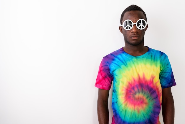 Retrato de joven africano hippie con gafas de sol con el signo de la paz
