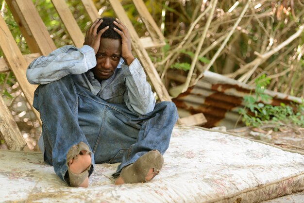Retrato de joven africano sin hogar en las calles al aire libre