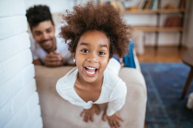 Retrato de una joven afro feliz en casa