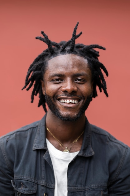 Foto retrato, de, joven, con, afro, rastas, y, chaqueta