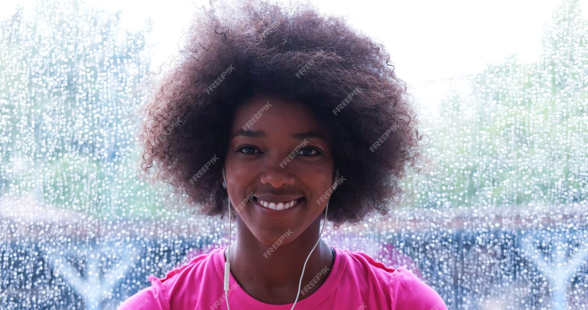 Dentro Retrato Del Gimnasio De La Mujer Afroamericana Negra Atractiva Joven  Con Los Auriculares Que Entrena Difícilmente a Un Ent Foto de archivo -  Imagen de etnicidad, duro: 124419816