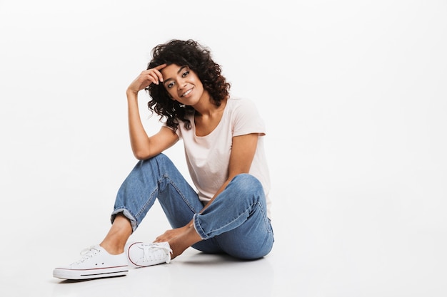 Retrato de joven afroamericana sonriente