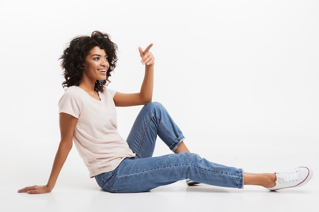 Retrato de joven afroamericana sonriente