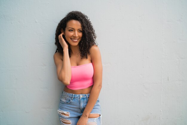 Foto retrato de joven afroamericana.