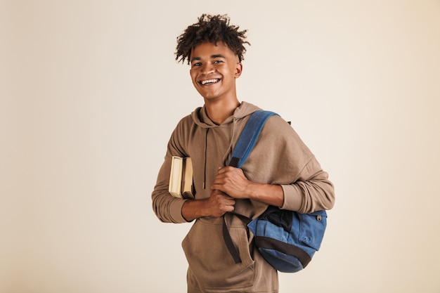 Retrato de un joven afroamericano alegre