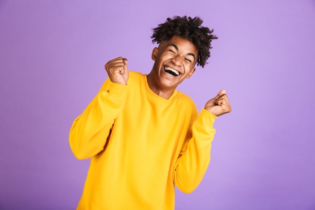 Retrato de un joven afroamericano alegre