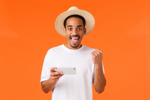 Retrato joven afroamericano en camiseta blanca mostrando gesto.