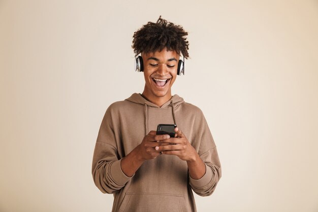 Retrato de un joven afroamericano emocionado