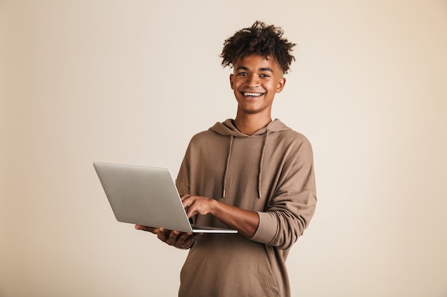 Retrato de un joven afroamericano feliz