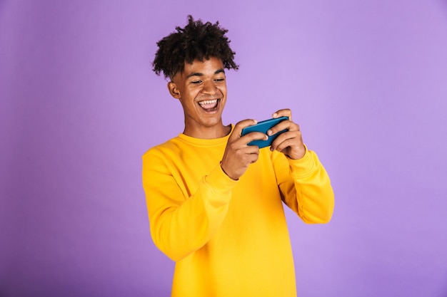 Retrato de un joven afroamericano feliz