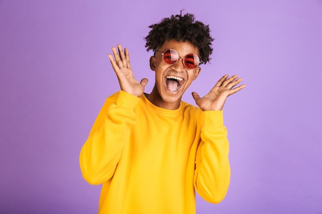 Retrato de un joven afroamericano feliz