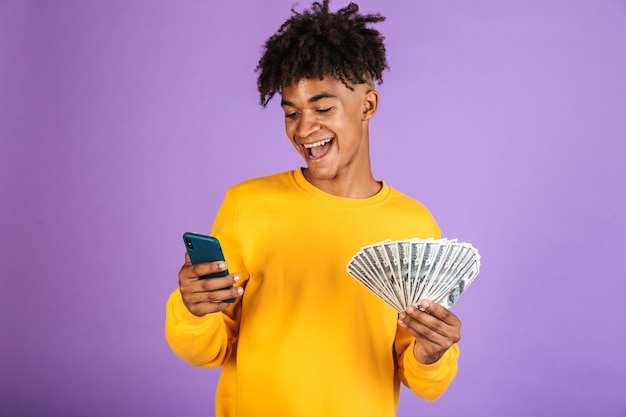 Retrato de un joven afroamericano feliz