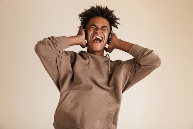 Retrato de un joven afroamericano feliz