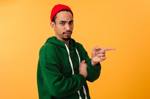 Retrato de un joven afroamericano serio con sombrero