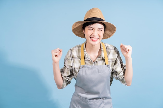 Retrato de joven agricultora asiática