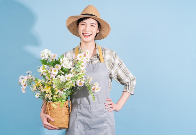 Retrato de joven agricultora asiática