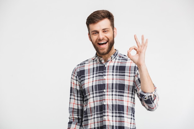 Retrato de un joven alegre en camisa a cuadros