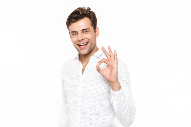 Retrato de un joven alegre en camisa