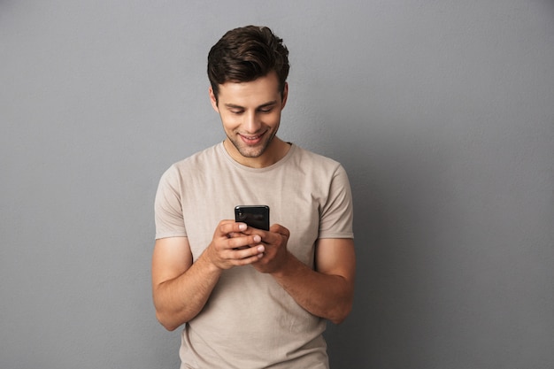 Retrato de un joven alegre en camiseta