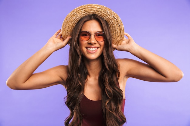 Retrato de una joven alegre en gafas de sol