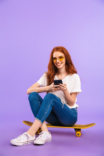 Retrato de una joven alegre en gafas de sol