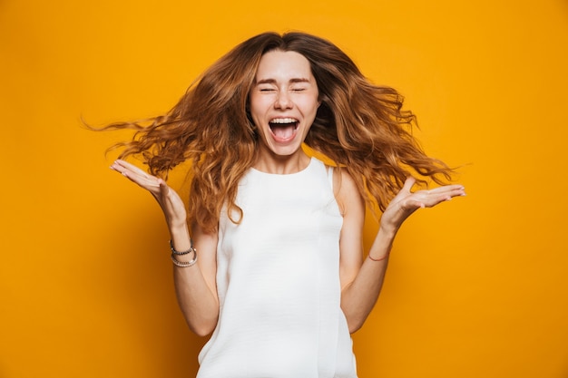 Retrato de una joven alegre gritando