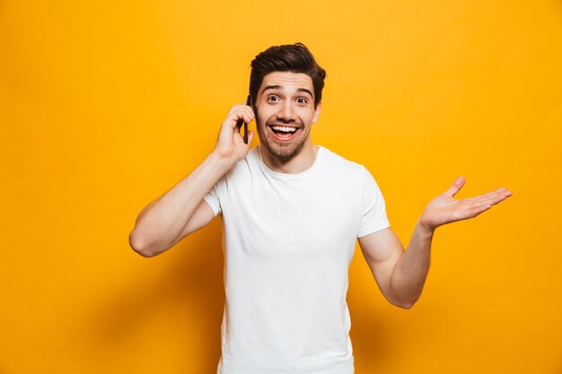 Retrato de un joven alegre hablando