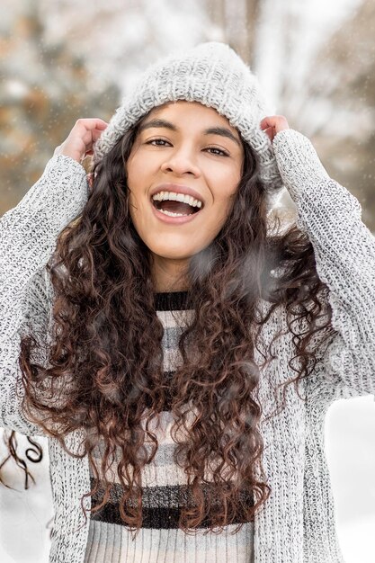 Foto retrato de una joven alegre de pie al aire libre durante el invierno