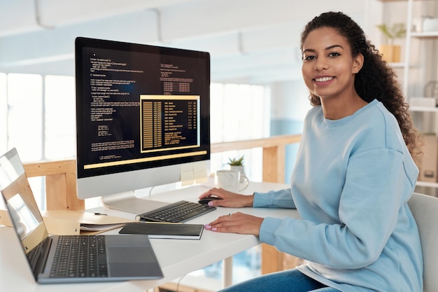 Foto retrato de una joven alegre que trabaja en un nuevo software