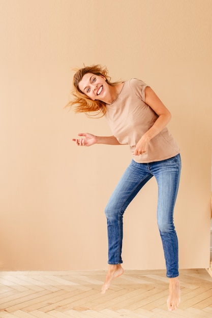 Retrato de una joven alegre saltando