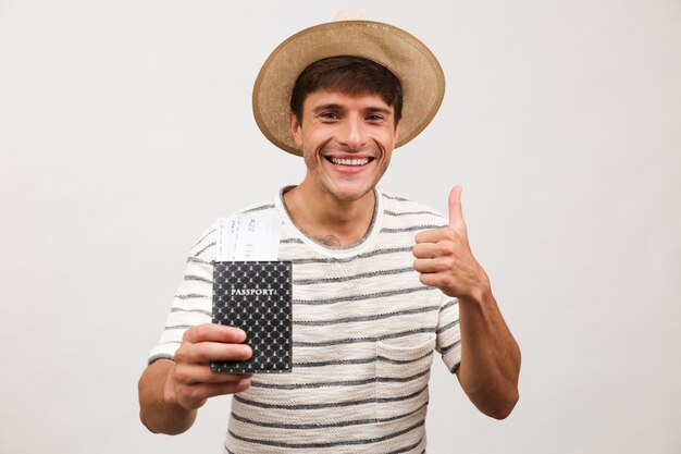 Retrato de un joven alegre con sombrero de paja