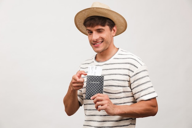 Retrato de un joven alegre con sombrero de paja