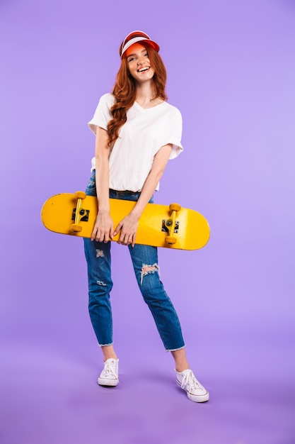 Retrato de una joven alegre con sombrero