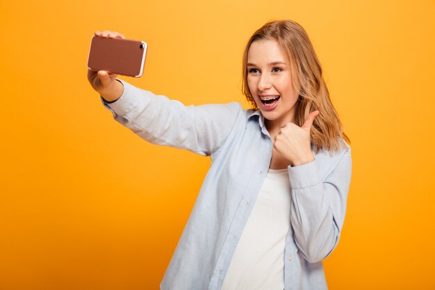 Retrato de una joven alegre con tirantes