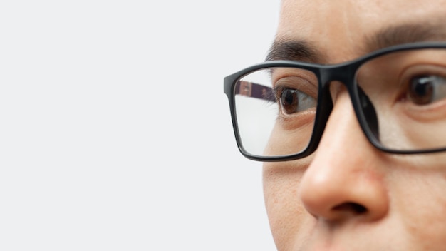 Retrato de un joven con anteojos aislado sobre fondo blanco. copie el espacio