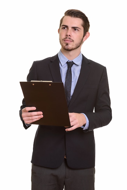 Retrato de joven apuesto empresario barbudo en traje