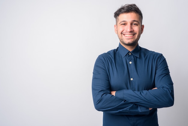 Retrato de joven apuesto empresario iraní en blanco