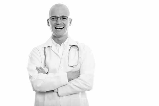 Retrato de joven apuesto médico calvo aislado en blanco en blanco y negro