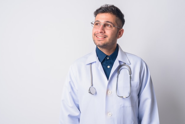 Retrato de joven apuesto médico iraní con anteojos en blanco