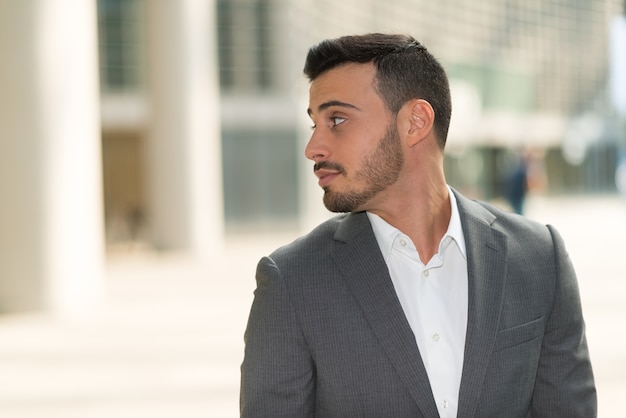 Retrato de un joven apuesto mirando su costado