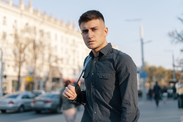 Retrato de un joven apuesto con mochila