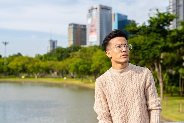 Retrato de joven apuesto en el parque durante el verano