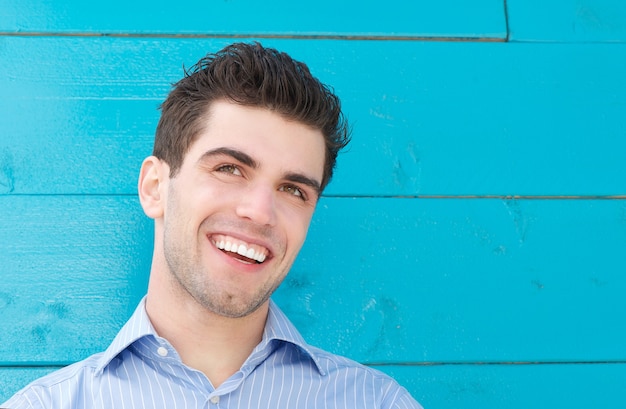 Retrato de un joven apuesto sonriendo y mirando a otro lado